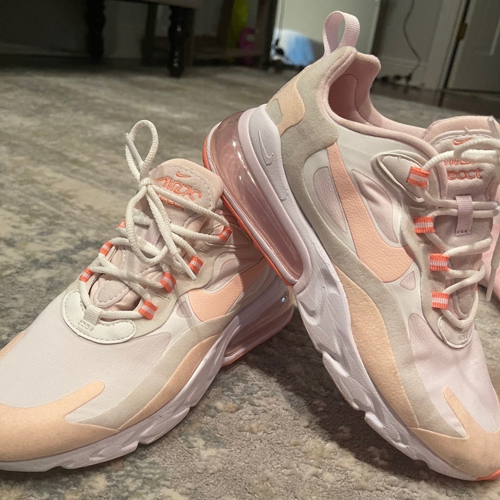 WORN 4 TIMES!!! NIKE TENNIS SHOES!